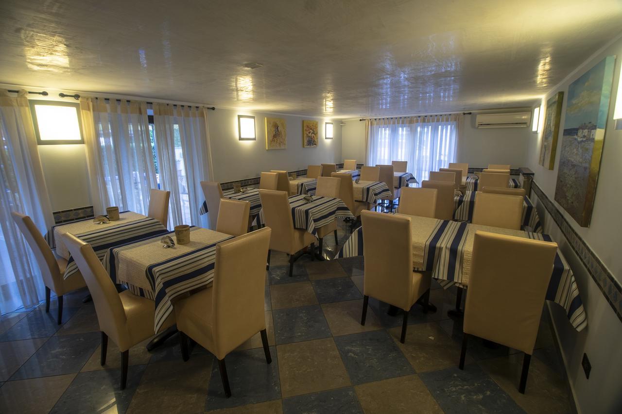 Hotel Herve Марина-ди-Масса Экстерьер фото
