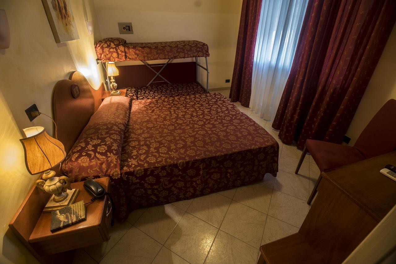 Hotel Herve Марина-ди-Масса Экстерьер фото