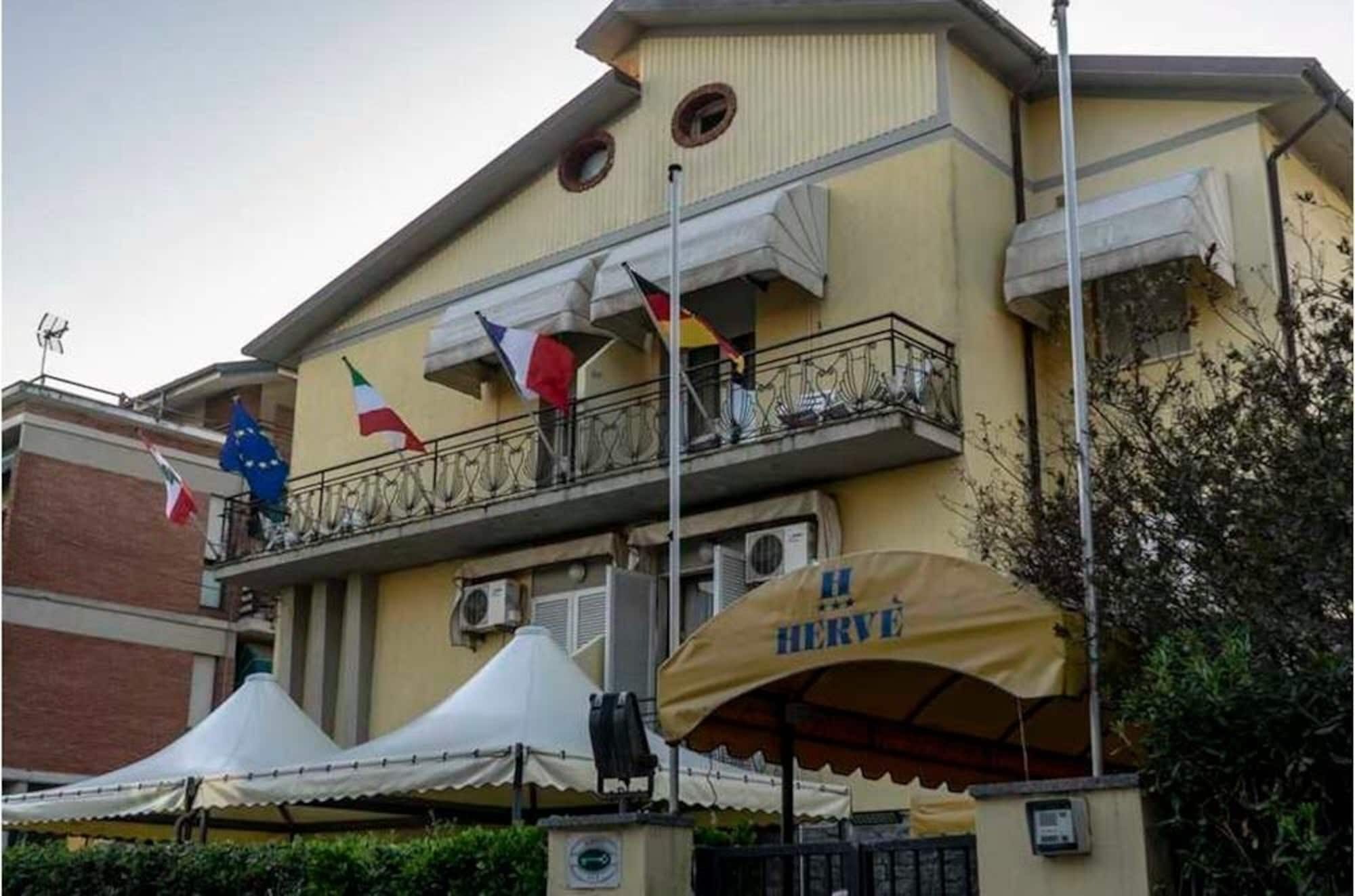 Hotel Herve Марина-ди-Масса Экстерьер фото